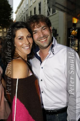 Den Haag 31 augustus 2009
Premiere het leven uit een dag in Pathe den haag. Zus Yolanthe Cabau v Kasbergen met vriend
Peter Smulders bv