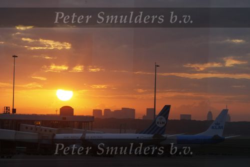 Schiphol 3 augustus 2009
Zon komt op op schiphol.
Peter Smulders bv