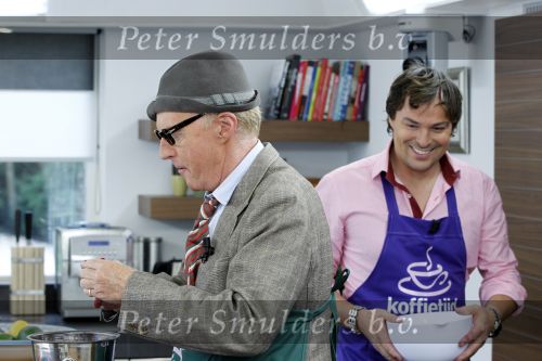 Eemnes 1 september 2010
Loretta Schrijver tijdens koffietijd. Kok Caspar Burgi en Andre v Duin als meneer Wijdbeens zijn ook aanwezig.
Peter Smulders bv