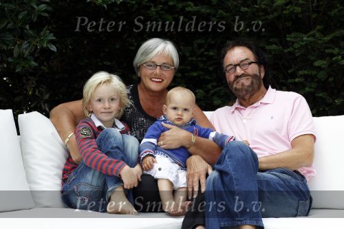 Aerdenhout 3 augustus 2010
Arie Ribbens met zijn vrouw en kleinkinderen thuis bij zijn dochter.
Peter Smulders bv