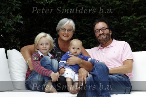 Aerdenhout 3 augustus 2010
Arie Ribbens met zijn vrouw en kleinkinderen thuis bij zijn dochter.
Peter Smulders bv