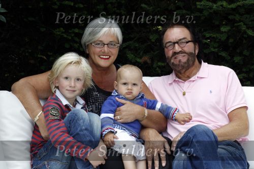 Aerdenhout 3 augustus 2010
Arie Ribbens met zijn vrouw en kleinkinderen thuis bij zijn dochter.
Peter Smulders bv