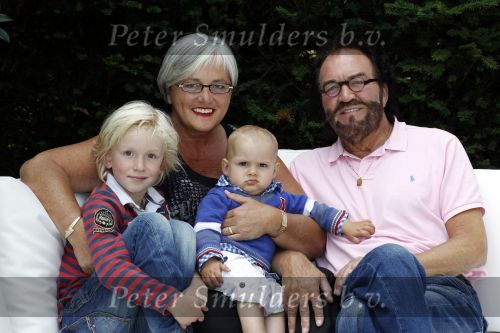 Aerdenhout 3 augustus 2010
Arie Ribbens met zijn vrouw en kleinkinderen thuis bij zijn dochter.
Peter Smulders bv