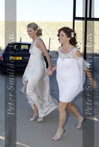 Ter Heijde 3 september 2010
Barbara Barens ( zwanger) en haar vriendin /vrouw Alette Adriaanse trouwen in strandtent Elzenduin Beach.
Peter Smulders bv