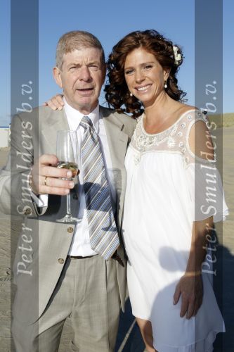Ter Heijde 3 september 2010
Barbara Barens ( zwanger) en haar vriendin /vrouw Alette Adriaanse trouwen in strandtent Elzenduin Beach. Barbara met vader Frits Barend
Peter Smulders bv