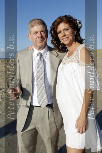 Ter Heijde 3 september 2010
Barbara Barens ( zwanger) en haar vriendin /vrouw Alette Adriaanse trouwen in strandtent Elzenduin Beach. Barbara met vader Frits Barend
Peter Smulders bv