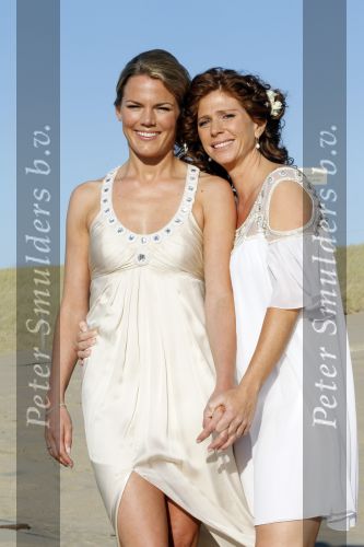 Ter Heijde 3 september 2010
Barbara Barens ( zwanger) en haar vriendin /vrouw Alette Adriaanse trouwen in strandtent Elzenduin Beach.
Peter Smulders bv
