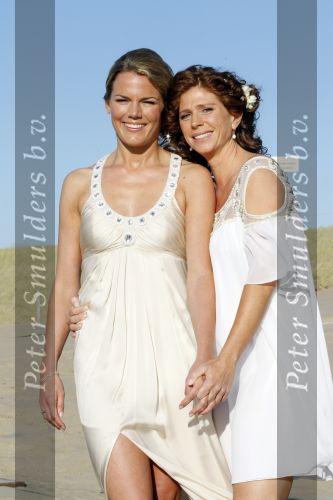 Ter Heijde 3 september 2010
Barbara Barens ( zwanger) en haar vriendin /vrouw Alette Adriaanse trouwen in strandtent Elzenduin Beach.
Peter Smulders bv