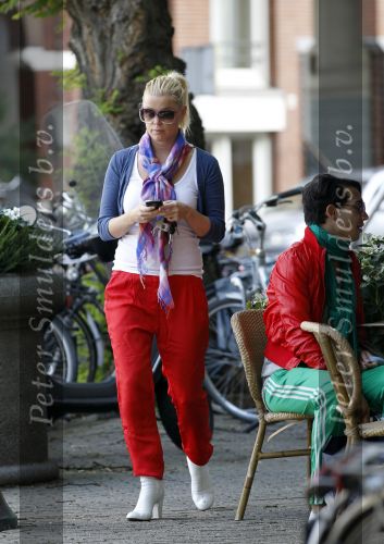 Amsterdam 25 augustus 2010
Bridget Maasland met gsm op straat
Peter Smulders bv