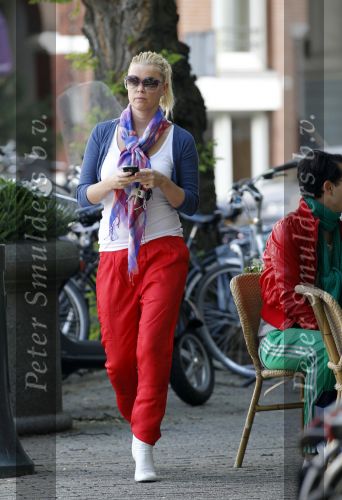 Amsterdam 25 augustus 2010
Bridget Maasland met gsm op straat
Peter Smulders bv