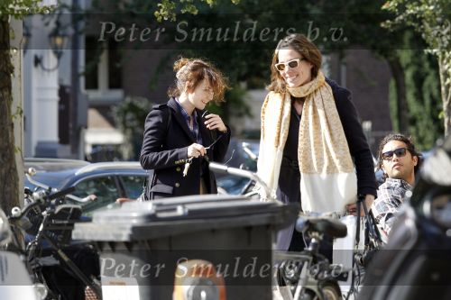 Amsterdam 6 september 2010
Halina Reijn en Carice v Houten samen op de fiets in Amsterdam.
Peter Smulders bv