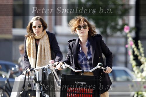 Amsterdam 6 september 2010
Halina Reijn en Carice v Houten samen op de fiets in Amsterdam.
Peter Smulders bv