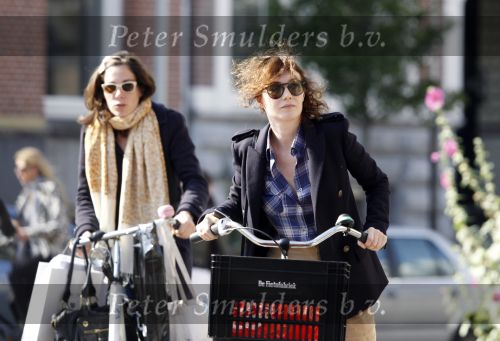 Amsterdam 6 september 2010
Halina Reijn en Carice v Houten samen op de fiets in Amsterdam.
Peter Smulders bv