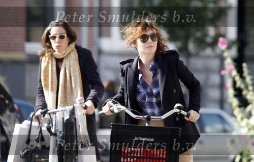 Amsterdam 6 september 2010
Halina Reijn en Carice v Houten samen op de fiets in Amsterdam.
Peter Smulders bv