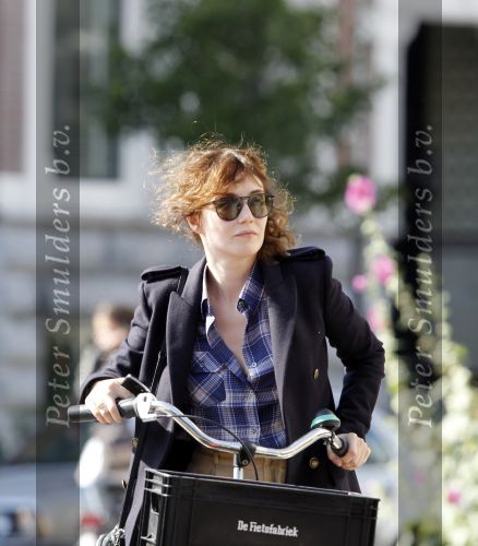 Amsterdam 6 september 2010
Halina Reijn en Carice v Houten samen op de fiets in Amsterdam.
Peter Smulders bv