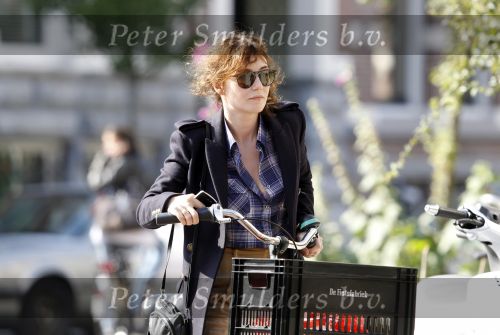 Amsterdam 6 september 2010
Halina Reijn en Carice v Houten samen op de fiets in Amsterdam.
Peter Smulders bv