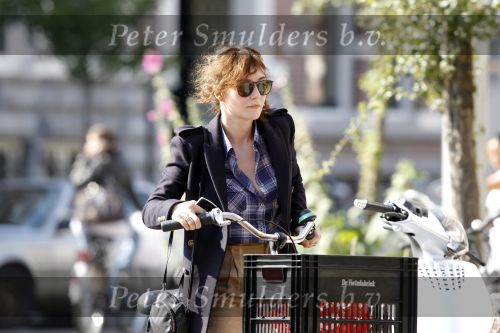 Amsterdam 6 september 2010
Halina Reijn en Carice v Houten samen op de fiets in Amsterdam.
Peter Smulders bv