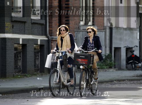 Amsterdam 6 september 2010
Halina Reijn en Carice v Houten samen op de fiets in Amsterdam.
Peter Smulders bv