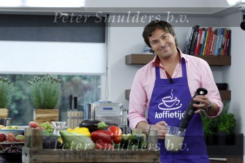 Eemnes 1 september 2010
Loretta Schrijver tijdens koffietijd. Kok Caspar Burgi en Andre v Duin als meneer Wijdbeens zijn ook aanwezig.
Peter Smulders bv