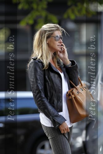 Amsterdam 24 augustus 2010
Danielle Overgaag werkt mee aan candid camera programma van sbs 6 samen met haar hond evert.
Peter Smulders bv