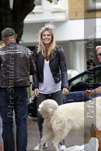 Amsterdam 24 augustus 2010
Danielle Overgaag werkt mee aan candid camera programma van sbs 6 samen met haar hond evert.
Peter Smulders bv