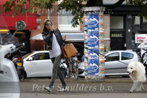 Amsterdam 24 augustus 2010
Danielle Overgaag werkt mee aan candid camera programma van sbs 6 samen met haar hond evert.
Peter Smulders bv
