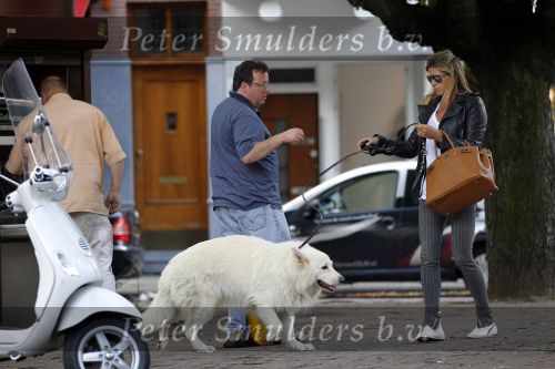 Amsterdam 24 augustus 2010
Danielle Overgaag werkt mee aan candid camera programma van sbs 6 samen met haar hond evert.
Peter Smulders bv