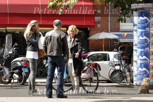 Amsterdam 24 augustus 2010
Danielle Overgaag werkt mee aan candid camera programma van sbs 6 samen met haar hond evert.
Peter Smulders bv
