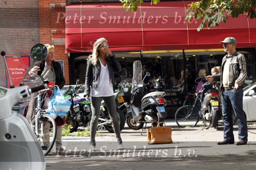 Amsterdam 24 augustus 2010
Danielle Overgaag werkt mee aan candid camera programma van sbs 6 samen met haar hond evert.
Peter Smulders bv
