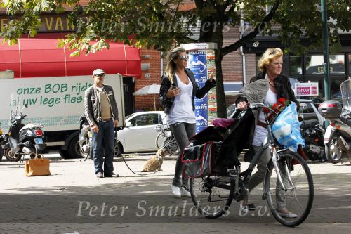 Amsterdam 24 augustus 2010
Danielle Overgaag werkt mee aan candid camera programma van sbs 6 samen met haar hond evert.
Peter Smulders bv