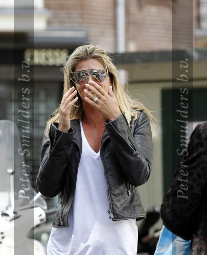 Amsterdam 24 augustus 2010
Danielle Overgaag werkt mee aan candid camera programma van sbs 6 samen met haar hond evert.
Peter Smulders bv