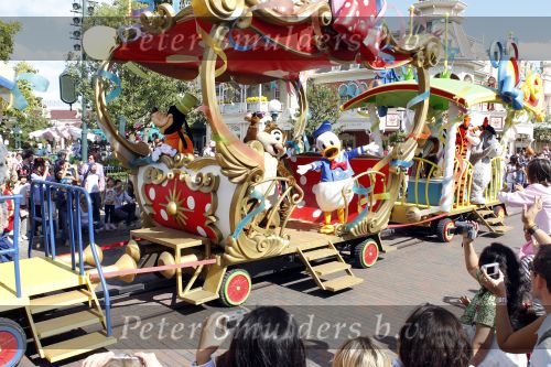 Parijs 31 augustus 2010
Frans Bauer met Mariska en zijn zoon Vhristiaan Frans Jan en Lucas in disneyland. Ook de moeder van Mariska en haar man zijn erbij. Parade van disney figuren
Peter Smulders bv