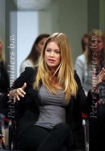 Amsterdam 8 september 2010
Doutzen Kroes wordt geinterviewd door Twan Huydts in het confectie centrum.
Peter Smulders bv