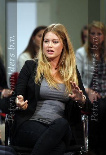 Amsterdam 8 september 2010
Doutzen Kroes wordt geinterviewd door Twan Huydts in het confectie centrum.
Peter Smulders bv