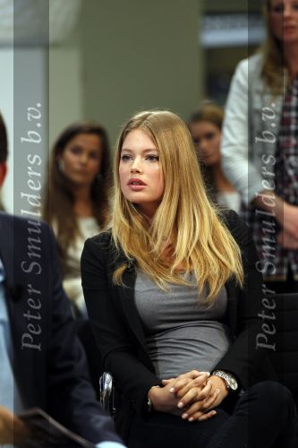 Amsterdam 8 september 2010
Doutzen Kroes wordt geinterviewd door Twan Huydts in het confectie centrum.
Peter Smulders bv