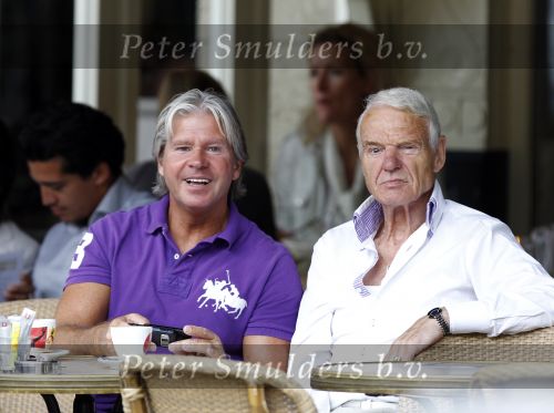 Amsterdam 2 augustus 2010
Dries Roelvink met zijn beste vriend en tevens getuige op zijn huwelijk gezellig op terras.
Peter Smulders bv
