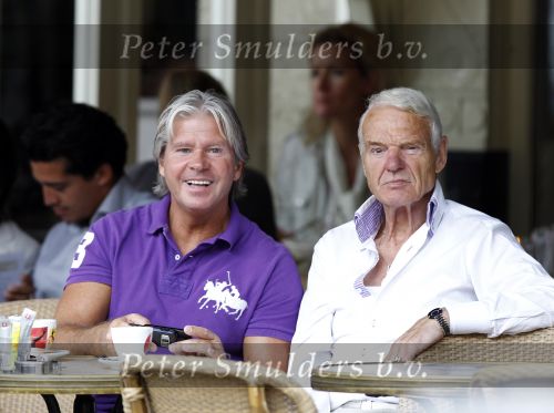 Amsterdam 2 augustus 2010
Dries Roelvink met zijn beste vriend en tevens getuige op zijn huwelijk gezellig op terras.
Peter Smulders bv
