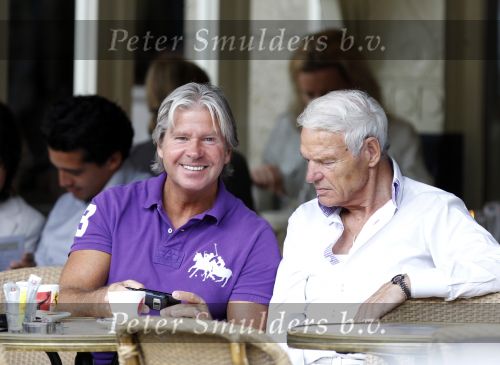 Amsterdam 2 augustus 2010
Dries Roelvink met zijn beste vriend en tevens getuige op zijn huwelijk gezellig op terras.
Peter Smulders bv