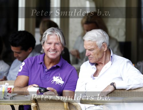Amsterdam 2 augustus 2010
Dries Roelvink met zijn beste vriend en tevens getuige op zijn huwelijk gezellig op terras.
Peter Smulders bv