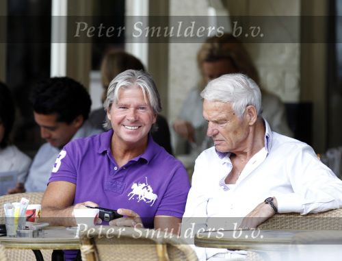 Amsterdam 2 augustus 2010
Dries Roelvink met zijn beste vriend en tevens getuige op zijn huwelijk gezellig op terras.
Peter Smulders bv