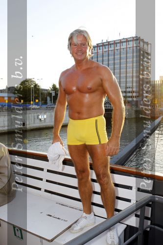 Amsterdam 5 augustus 2010
Dries Roelvink opent in zijn gele zwembroek de gay parade in Amsterdam op de supper club boot.
Peter Smulders bv