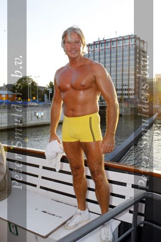 Amsterdam 5 augustus 2010
Dries Roelvink opent in zijn gele zwembroek de gay parade in Amsterdam op de supper club boot.
Peter Smulders bv
