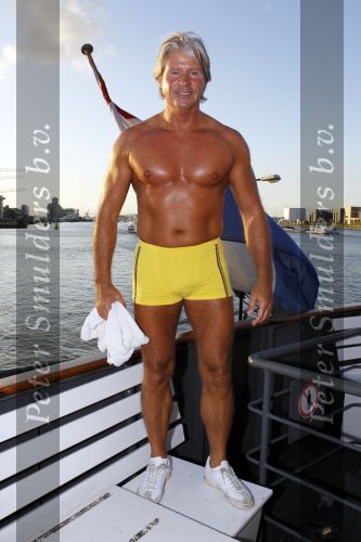 Amsterdam 5 augustus 2010
Dries Roelvink opent in zijn gele zwembroek de gay parade in Amsterdam op de supper club boot.
Peter Smulders bv