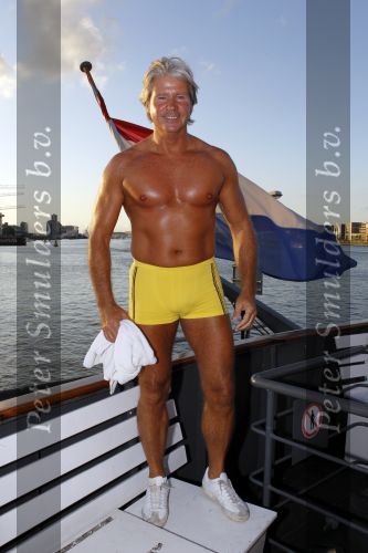 Amsterdam 5 augustus 2010
Dries Roelvink opent in zijn gele zwembroek de gay parade in Amsterdam op de supper club boot.
Peter Smulders bv