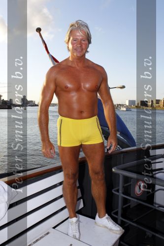 Amsterdam 5 augustus 2010
Dries Roelvink opent in zijn gele zwembroek de gay parade in Amsterdam op de supper club boot.
Peter Smulders bv