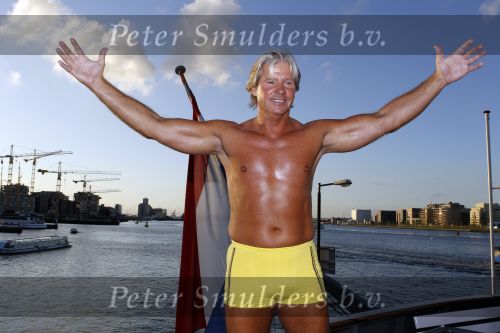 Amsterdam 5 augustus 2010
Dries Roelvink opent in zijn gele zwembroek de gay parade in Amsterdam op de supper club boot.
Peter Smulders bv