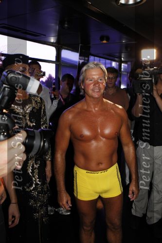 Amsterdam 5 augustus 2010
Dries Roelvink opent in zijn gele zwembroek de gay parade in Amsterdam op de supper club boot.
Peter Smulders bv