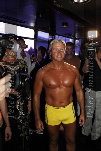 Amsterdam 5 augustus 2010
Dries Roelvink opent in zijn gele zwembroek de gay parade in Amsterdam op de supper club boot.
Peter Smulders bv
