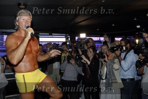 Amsterdam 5 augustus 2010
Dries Roelvink opent in zijn gele zwembroek de gay parade in Amsterdam op de supper club boot.
Peter Smulders bv