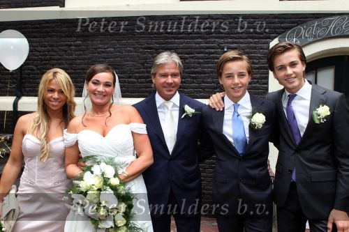 Amsterdam, 8 September 2010
Trouwen Dries Roelvink met zijn Honoria
Samen op de foto met zijn drie kinderen
Foto Peter Smulders BV